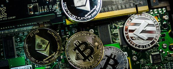 Сувенирные монеты с логотипами криптовалют Bitcoin, Litecoin и Ethereum Сувенирные монеты с логотипами криптовалют Bitcoin, Litecoin и Ethereum - Sputnik Беларусь