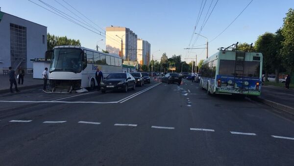 Могилеве после столкновения туристического автобуса и трех легковых автомобилей погибла женщина - Sputnik Беларусь
