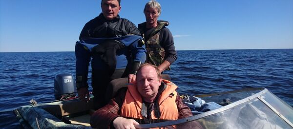 Кіраўнік інфармацыйнага агенцтва Sputnik Беларусь Андрэй Качура (у цэнтры), вадалаз Ігар Мацюк (злева) і Мікалай Гераськін - Sputnik Беларусь