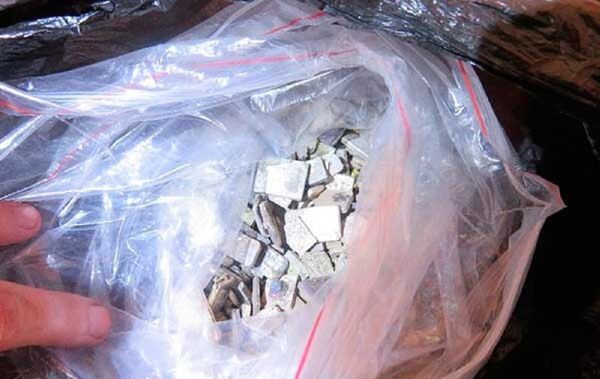 Металл был упакован в полиэтиленовые пакеты, которые были укрыты под сидением микроавтобуса - Sputnik Беларусь