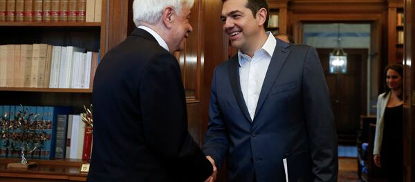 Премьер-министр Греции Алексис Ципрас пожимает руку президенту Греции Прокопису Павлопулосу, накануне брифинга по развитию спора с Македонией о названии страны - Sputnik Беларусь
