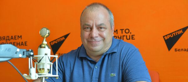 Спортивный обозреватель и колумнист Sputnik, болельщик с многолетним стажем Олег Дмитриев - Sputnik Беларусь