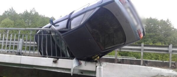 Автомобиль Ауди едва не слетел с моста - Sputnik Беларусь