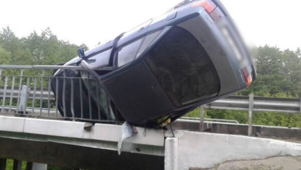Автомобиль Ауди едва не слетел с моста - Sputnik Беларусь