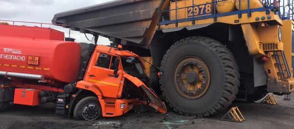 В Кузбассе водитель БелАЗа протаранила автозаправщик КамАЗ - Sputnik Беларусь