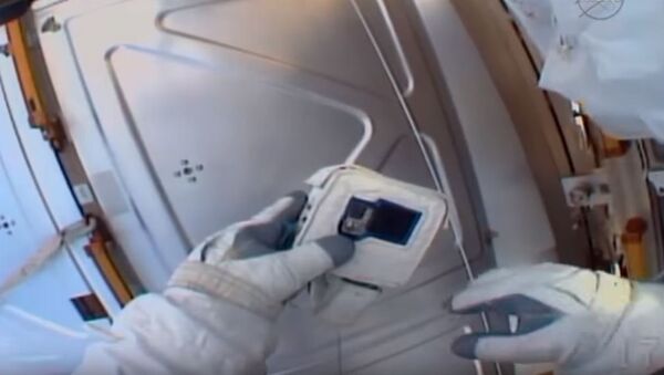 Астронавт вышел в космос с камерой GoPro - Sputnik Беларусь