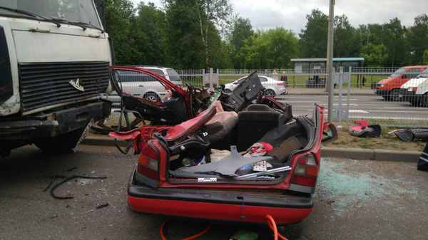 Самосвал подмял под себя легковой автомобиль Самосвал подмял под себя легковой автомобиль - Sputnik Беларусь