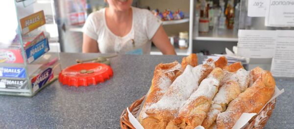 Кулинары из кафе 5 колец уверены, что Марадоне их фирменные пирожки должны понравиться Кулинары из кафе 5 колец уверены, что Марадоне их фирменные пирожки должны понравиться - Sputnik Беларусь