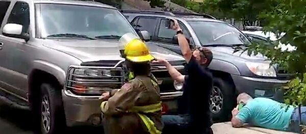 Стрелок в США открыл огонь по прохожим и час воевал с полицией Стрелок в США открыл огонь по прохожим и час воевал с полицией - Sputnik Беларусь