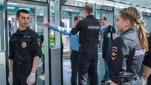 Сотрудники полиции досматривают болельщиков перед матчем - Sputnik Беларусь