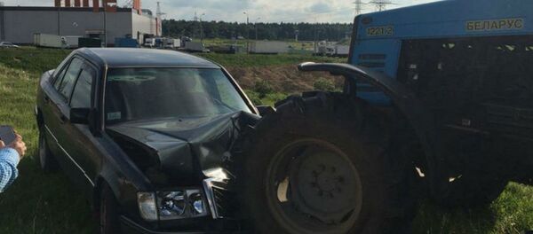 Пьяный водитель столкнулся с трактором, пострадал ребенок - Sputnik Беларусь