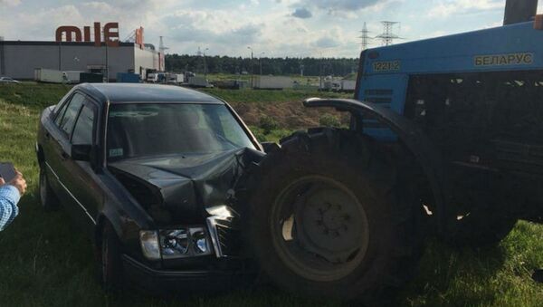 Пьяный водитель столкнулся с трактором, пострадал ребенок - Sputnik Беларусь
