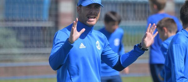 Испанец Армиче Вега Рамос понемногу осваивает футбольный русский, тренируя юниоров в Динамо-Брест - Sputnik Беларусь
