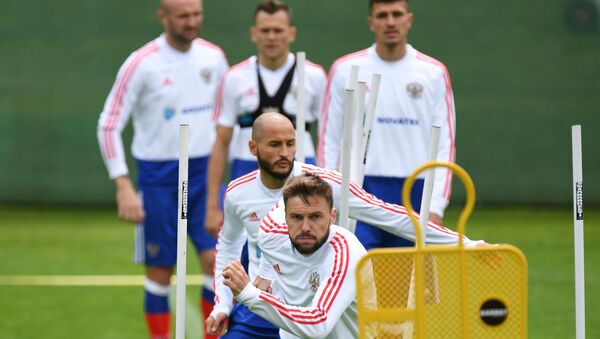 Игроки сборной России во время тренировки в Нойштифте - Sputnik Беларусь