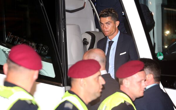 Нападающий ФК Реал Мадрид Криштиану Роналду прибыл в Киев Нападающий ФК Реал Мадрид Криштиану Роналду прибыл в Киев - Sputnik Беларусь