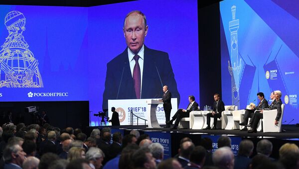 Президент РФ В. Путин принял участие во втором дне работы ПМЭФ - 2018 - Sputnik Беларусь