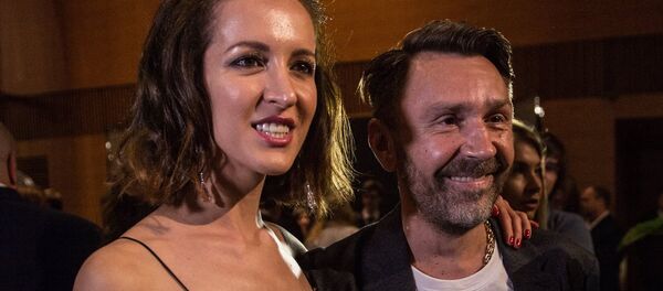 Солист группы Ленинград Сергей Шнуров и его супруга Елена (Матильда) Мозговая Солист группы Ленинград Сергей Шнуров и его супруга Елена (Матильда) Мозговая - Sputnik Беларусь