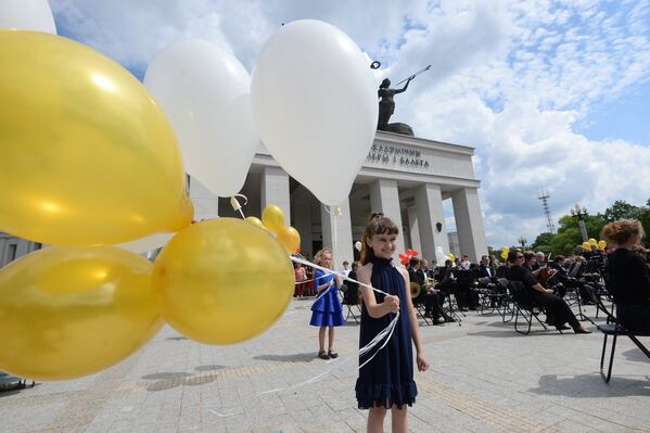 Взрослые и дети пришли поздравить любимую академическую площадку страны с юбилеем. - Sputnik Беларусь