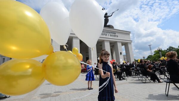 Взрослые и дети пришли поздравить любимую академическую площадку страны с юбилеем. - Sputnik Беларусь