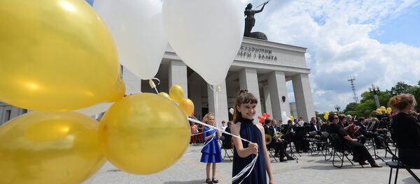 Взрослые и дети пришли поздравить любимую академическую площадку страны с юбилеем. - Sputnik Беларусь