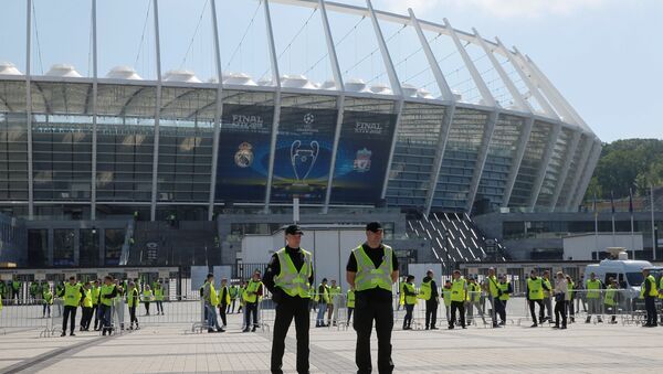 Полиция у входа на стадион Олимпийский в Киеве - Sputnik Беларусь