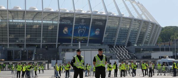 Полиция у входа на стадион Олимпийский в Киеве Полиция у входа на стадион Олимпийский в Киеве - Sputnik Беларусь