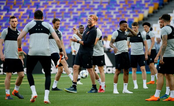 Главный тренер английского клуба Ливерпуль во время тренировки перед финалом Лиги чемпионов Главный тренер английского клуба Ливерпуль во время тренировки перед финалом Лиги чемпионов - Sputnik Беларусь