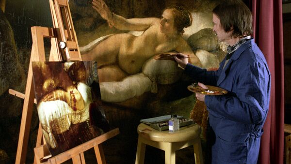 Реставратор работает работает над восстановлением картины Рембрандта Даная. - Sputnik Беларусь