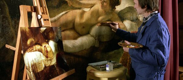 Реставратор работает работает над восстановлением картины Рембрандта Даная. - Sputnik Беларусь