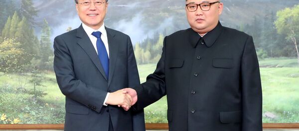 Лидер КНДР Ким Чен Ын и президент Республики Корея Мун Чжэ Ин - Sputnik Беларусь