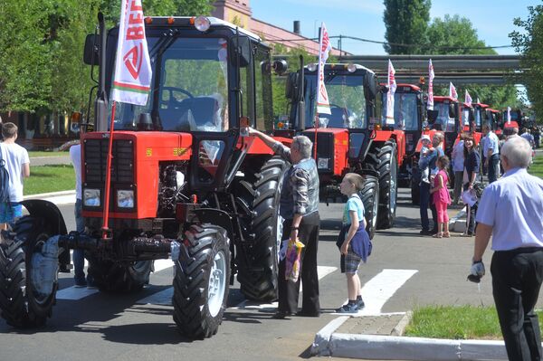 На отечественных тракторах можно было даже прокатиться - Sputnik Беларусь
