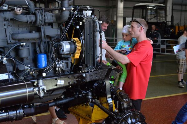 Заводская проходная в воскресенье была открыта для всех желающих - Sputnik Беларусь