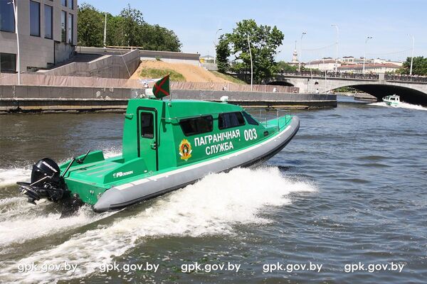 Гости праздника смогли увидеть современные образцы авиационной техники пограничников, форменного обмундирования, плавательных средств и оружия - Sputnik Беларусь