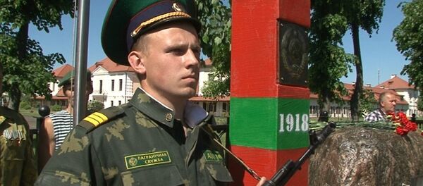Военнослужащий возле памятника к 100-летию пограничных войск Беларуси в Шклове - Sputnik Беларусь