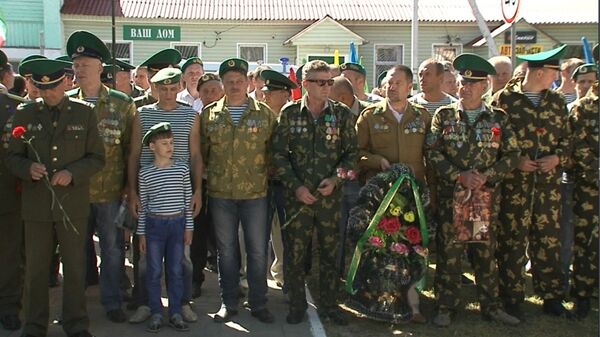 Сотни ветеранов пограничных войск Беларуси приехали в Шклов по торжественному поводу - Sputnik Беларусь