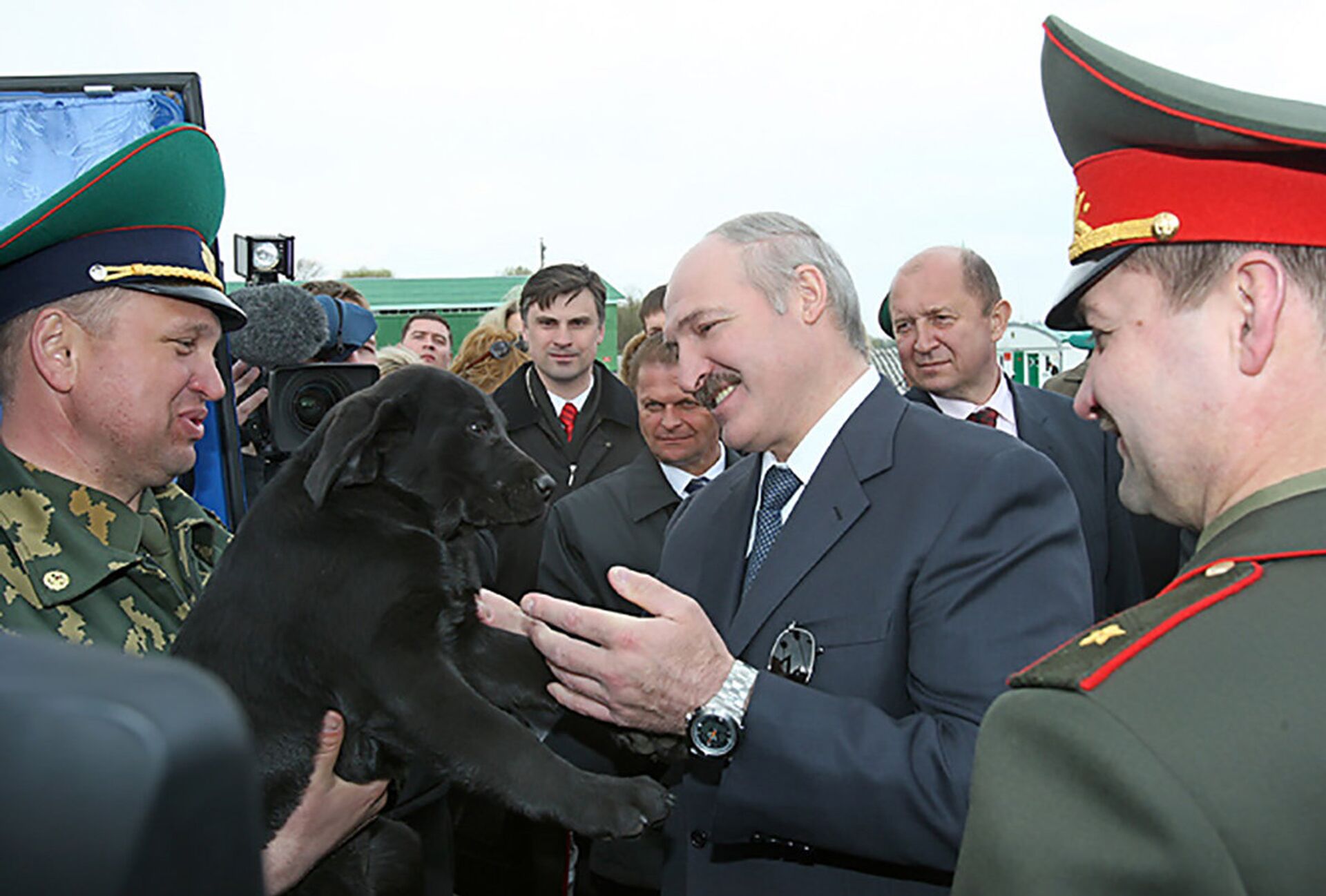 В 2009 году пограничники подарили Александру Лукашенко собаку - черного лабрадора, выращенного кинологами Республиканского центра - Sputnik Беларусь, 1920, 27.05.2026