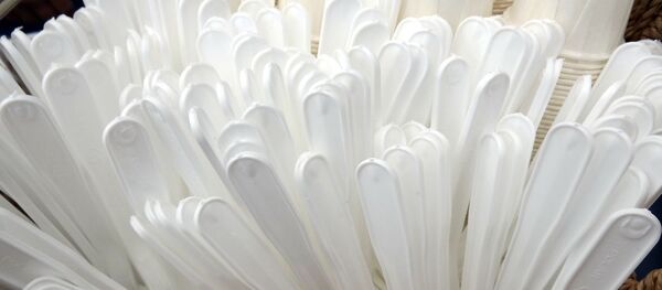 Пластиковые вилки и стаканы - Sputnik Беларусь