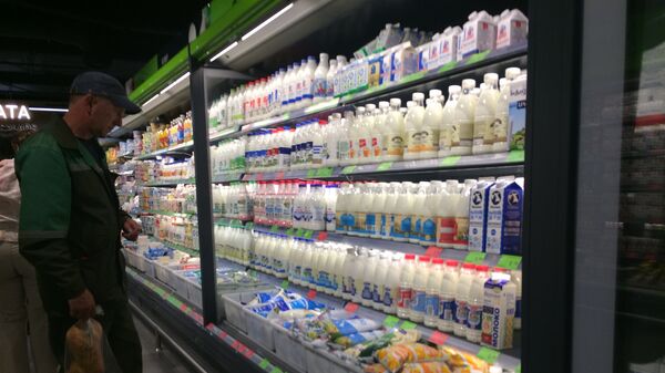 Молочные продукты и крупы в магазине - Sputnik Беларусь