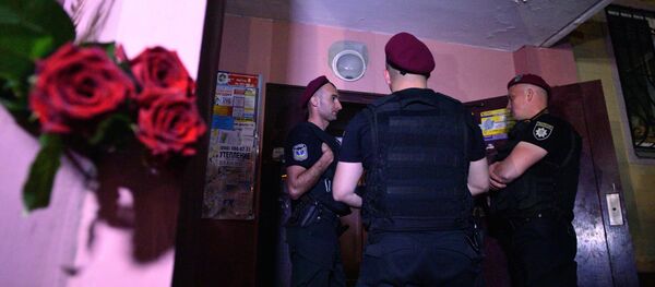 Сотрудники полиции возле дома в Киеве, где был застрелен российский журналист Аркадий Бабченко - Sputnik Беларусь