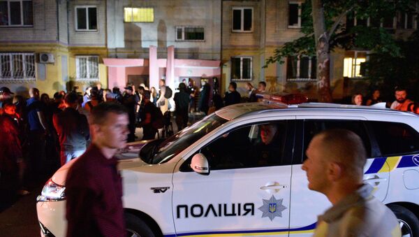 Сотрудники полиции и журналисты возле дома в Киеве, где был застрелен российский журналист Аркадий Бабченко - Sputnik Беларусь