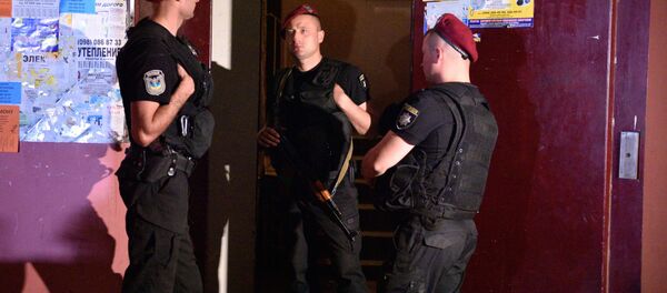 Сотрудники полиции возле дома в Киеве, где был застрелен российский журналист Аркадий Бабченко - Sputnik Беларусь