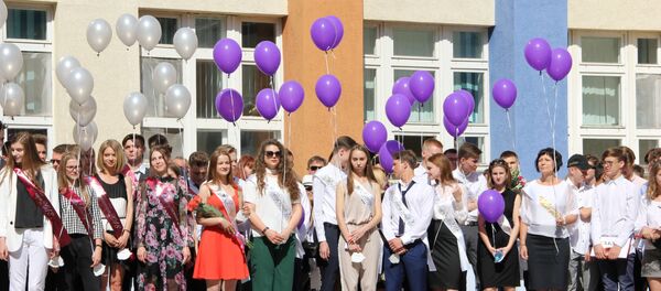 Вучні старэйшых класаў на лінейцы, архіўнае фота Вучні старэйшых класаў на лінейцы, архіўнае фота - Sputnik Беларусь