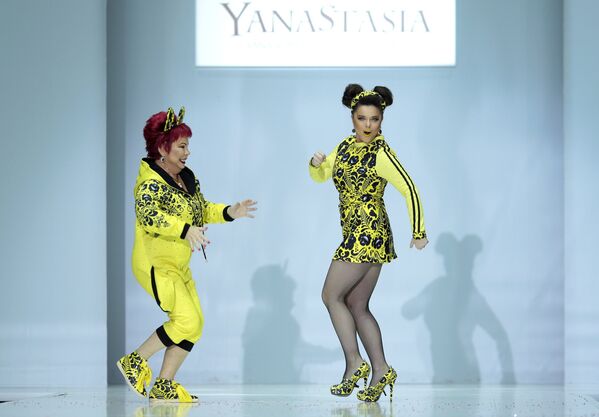 С матерью Людмилой Порывай они демонстрируют одежду из новой коллекции марки YanaStasia в рамках недели моды в Гостином дворе в Москве - 2014. - Sputnik Беларусь