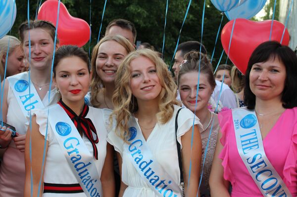 Выпускники выбирают наряды, чтобы показать свою индивидуальность. Это единственный день, когда можно не надевать лицейские жилеты - Sputnik Беларусь