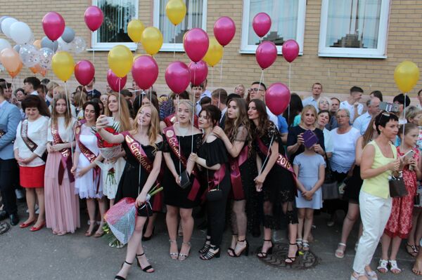 Выпускники смотрели номера, подготовленные одноклассниками, и зажигали как могли. Все пришли с воздушными шарами, которые затем запустили в небо - Sputnik Беларусь