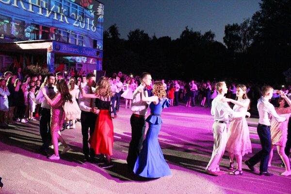 В гродненском лицее прощальную линейку для выпускников устраивают не утром, а вечером. Прощальный вальс дети учились танцевать целый год - Sputnik Беларусь