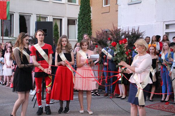 Один из классов очень трогательно подарил классному руководителю розы – с алыми ленточками - Sputnik Беларусь