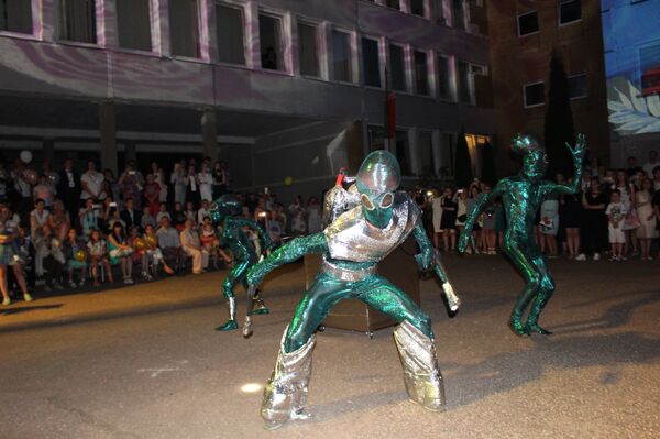 Загадочный танец инопланетян, которые привезли блестящую коробку с сюрпризом - Sputnik Беларусь