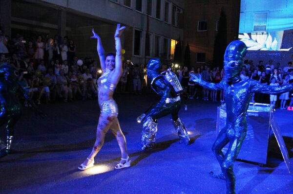 Сюрприз вечера – танцовщица, которая выскочила из коробки - Sputnik Беларусь