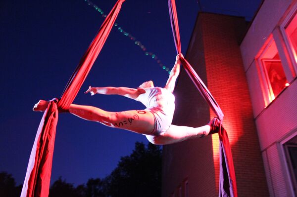 Экзотический танец на лентах, исполненный на пятиметровой высоте - Sputnik Беларусь